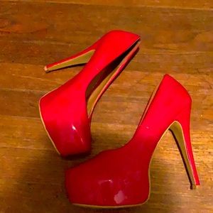 Red pumps!!!!! Sexy sexy